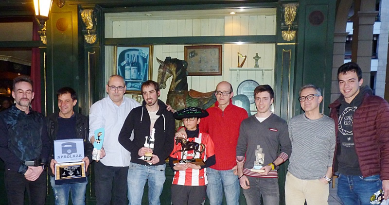 Jon Luki, alcalde de Urretxu, Carlos Montero, director de Banca Personal de Bankoa, Diego Bilbao, presidente de la sección de ajedrez de Goierri, y Txema Iriberri, organizador del evento, procedieron a la entrega de trofeos.
